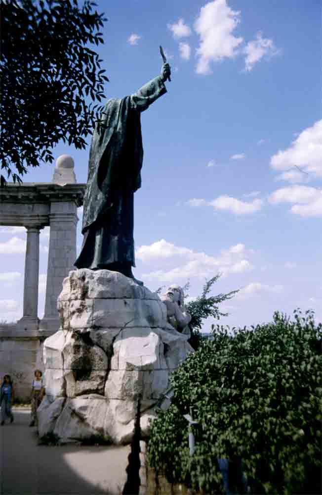 26 - Hungria - Budapest, monumento a Gellert